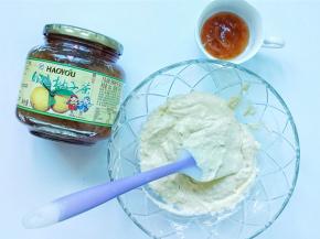 再把柚子蜂蜜倒入面糊中，混合均匀