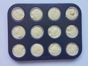 稍微震动下模具使面糊分布均匀