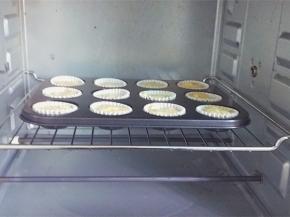 预热烤箱180度    中层 上下 25分钟