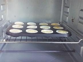 预热烤箱180度    中层 上下 25分钟