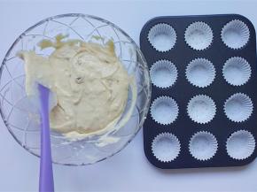 备好模具，铺好纸托，用勺子均匀分到纸托里