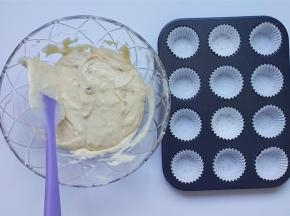 备好模具，铺好纸托，用勺子均匀分到纸托里