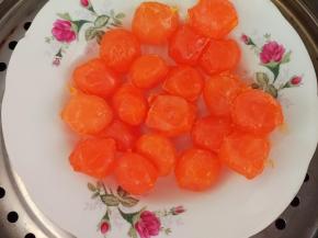 先来制作肉松蛋黄馅料，先把蛋黄蒸熟，是熟透，大概15分钟