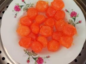 先来制作肉松蛋黄馅料，先把蛋黄蒸熟，是熟透，大概15分钟