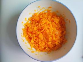 再把蛋黄全部捣碎，有点颗粒感就行