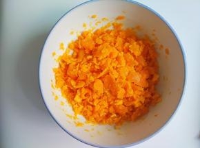 再把蛋黄全部捣碎，有点颗粒感就行