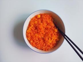 再把辣肉松倒入碎蛋黄中，混合一下