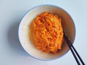 再把沙拉酱到入其中，搅拌均匀成团，喜欢吃干一点的馅，沙拉酱少放点