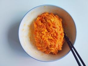 再把沙拉酱到入其中，搅拌均匀成团，喜欢吃干一点的馅，沙拉酱少放点