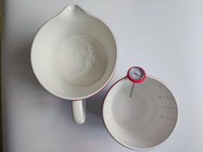 再来制作冰皮月饼皮，把预拌粉倒入盆子中再加入80度的热开水