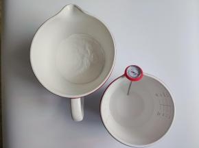 再来制作冰皮月饼皮，把预拌粉倒入盆子中再加入80度的热开水