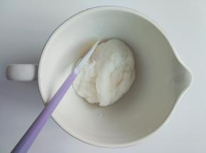 搅拌均匀无颗粒，冷却一下，再拿出来揉至光滑