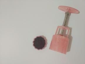 要好看的花色，就把有颜色冰皮团填入花片里，把月饼皮压成圆片填入准备的好馅料包紧（手法网上很多，大家可以参考）