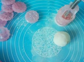 在模具里沾点炒熟的糯米粉，把月饼团塞入月饼模里，一气呵成一压，一推就完成（粉少沾点在模具，因为影响卖相，哈哈哈）