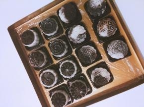 做好的冰皮月饼，放入冰箱冷藏口感最佳。自制的冰皮月饼要尽早食用，避免影响口感和变质