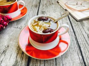 大枣放到锅里后吸足了银耳粥的汁后非常饱满，口感极佳。