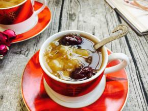 这样做出来的银耳粥浓稠度妙不可言，每盛一勺都挂汁。