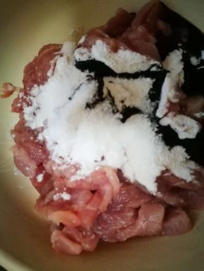 我婆婆的方法，简单好吃，加老抽，生粉，盐，水，调匀，顺着搅打上劲