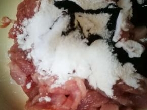 我婆婆的方法，简单好吃，加老抽，生粉，盐，水，调匀，顺着搅打上劲