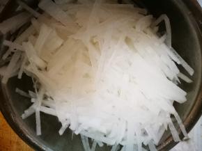 加盐腌出水 去萝卜气，腌出的水要倒掉