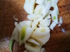 大蒜洗净拍扁