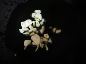 锅烧热，放油，加入大蒜粒翻炒