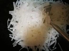 出蒜香，倒入挤干水的萝卜丝