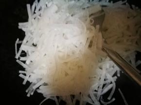 出蒜香，倒入挤干水的萝卜丝