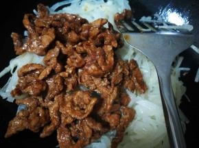 翻炒变色，尝尝味道，熟了就加入肉丝
