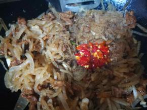 加生抽，盐，黑胡椒，剁椒翻炒起锅