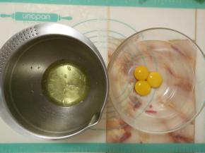 把蛋清和蛋黄分离在两个无水无油的盒中。