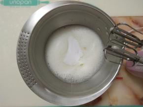 蛋清用电动打蛋器打至粗泡，加入三分之一细砂糖继续打发。