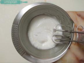 打至细腻的程度再加入三分之一细砂糖继续打发。