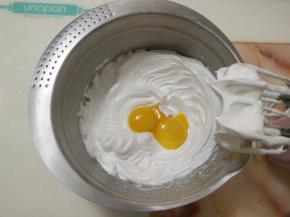 打至硬性发泡加入蛋黄继续打发2分钟左右。