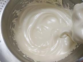 打至提起打蛋头，蛋液缓慢落下的状态。