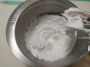打至出软峰时加入最后的细砂糖继续打发。