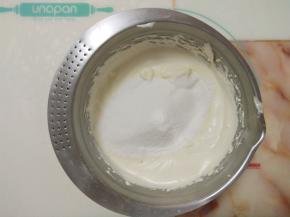 筛入低筋面粉。