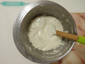 用刮刀翻拌均匀。