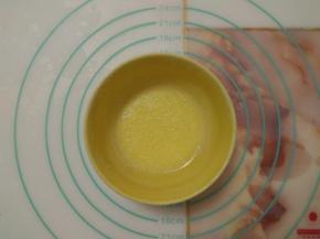 黄油加入牛奶中用微波炉叮1分钟左右，成液态。