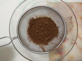 将可可粉筛入黄油中。