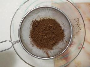 将可可粉筛入黄油中。