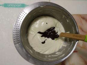 可可液加入蛋液中。