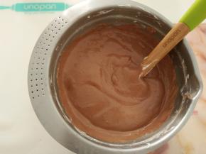 翻拌均匀，成光滑的面糊。