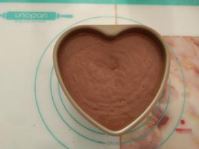 将面糊从高处倒入模具中，震动模具3-4次，震出气泡。