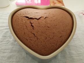 出炉后拿出烤箱，把模具从3厘米左右高度往桌子震动几次，震出底部热气。