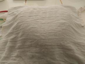 蛋糕上面盖上湿布，等待蛋糕彻底冷却后密封保存。