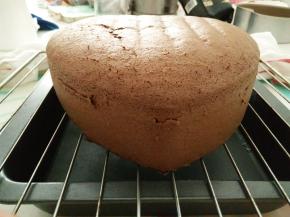 把蛋糕脱出模具，放在晾网上。