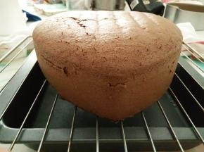 把蛋糕脱出模具，放在晾网上。