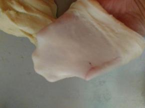 把油皮材料混合后揉至可以拉出薄膜的状态。