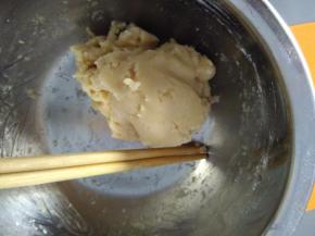 把油酥材料混合成团备用。